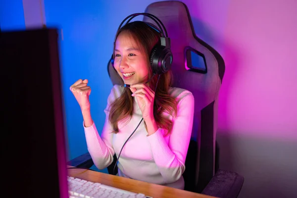 Jogador Asiático Jogando Videogame Online Ganhando Animado Com Efeito Iluminação — Fotografia de Stock