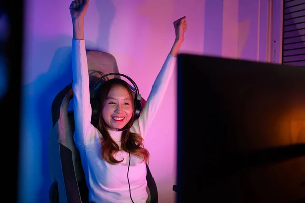 Jogador Asiático Jogando Videogame Online Ganhando Animado Com Efeito Iluminação — Fotografia de Stock