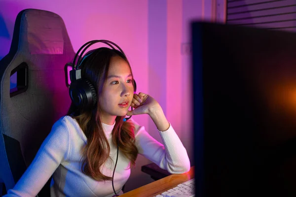 Gamer Sport Línea Mujer Asiática Jugando Videojuego Ordenador Línea Con — Foto de Stock