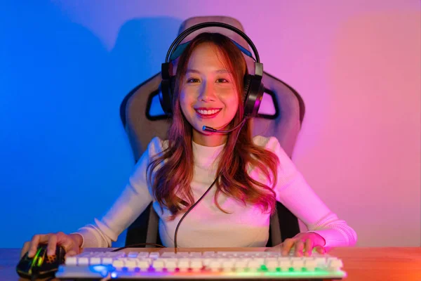 Gamer Dan Sport Online Dari Wanita Asia Bermain Komputer Online — Stok Foto