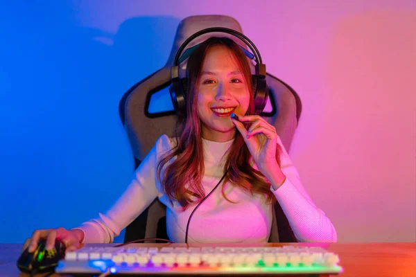 Gamer Sport Online Asian Woman Playing Online Computer Video Game — Stock Photo, Image