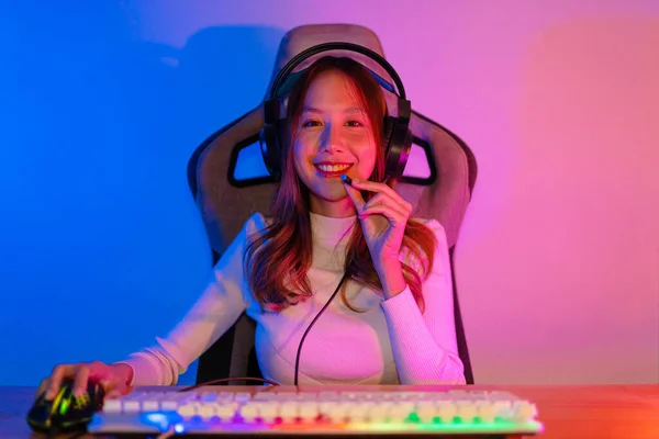 Гаджи Гаджиев Спорт Онлайн Азиатской Женщины Играют Онлайн Компьютерную Видеоигру — стоковое фото