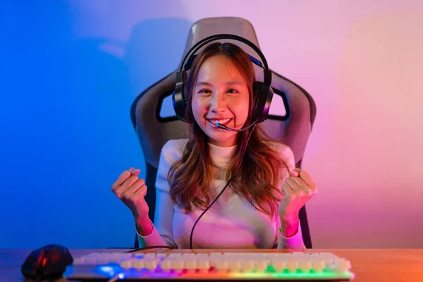 Azjatycki Gracz Gra Online Gry Wideo Wygrywając Podekscytowany Efektem Świetlnym — Zdjęcie stockowe
