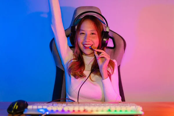 Pemain Asia Yang Bermain Video Game Online Menang Bersemangat Dengan — Stok Foto