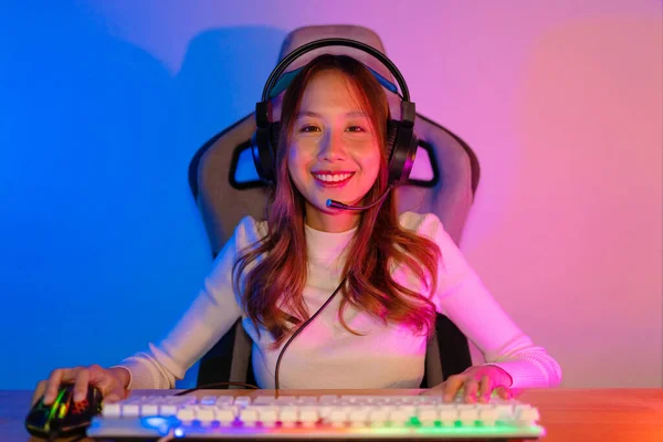 Gamer Sport Online Asian Woman Playing Online Computer Video Game — Stock Photo, Image