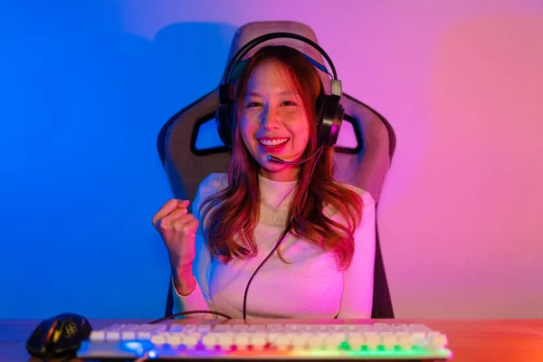 Jugador Asiático Jugando Videojuego Línea Ganar Emocionado Con Efecto Iluminación — Foto de Stock