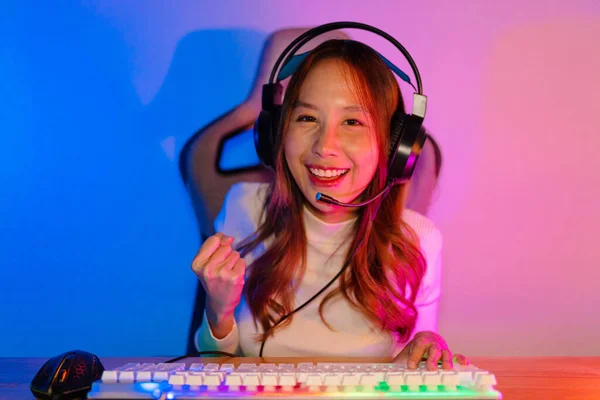 Азиатский Геймер Играющий Онлайн Видео Игры Выигрывает Взволнованный Эффектом Освещения — стоковое фото