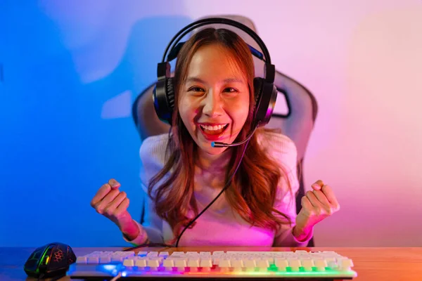 照明効果でPc上で興奮を獲得したオンラインビデオゲームをプレイアジアのゲーマーは 自宅でライブストリーミング放送 ゲーマーとEスポーツオンラインゲーム技術選手権トーナメントゲーマーの概念 — ストック写真