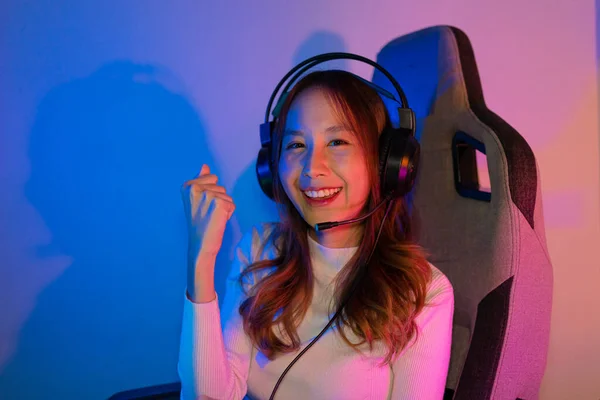 Jugador Asiático Jugando Videojuego Línea Ganar Emocionado Con Efecto Iluminación — Foto de Stock