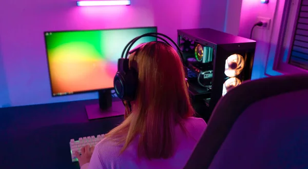 Профессиональная Профессиональная Женщина Геймер Играет Онлайн Видео Игры Кибер Спорт — стоковое фото