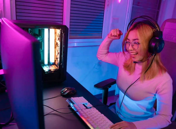 Профессиональная Профессиональная Женщина Геймер Играет Онлайн Видео Игры Кибер Спорт — стоковое фото