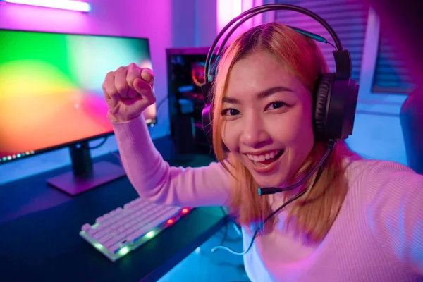Seorang Profesional Wanita Pro Gamer Bermain Video Game Online Olahraga — Stok Foto