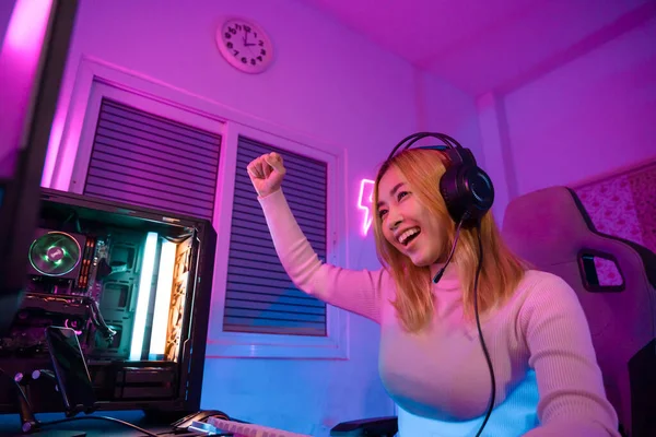 Professional Female Pro Gamer Play Online Video Games Cyber Sport — Stock Photo, Image