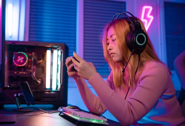 Профессиональная Женщина Профессиональный Геймер Играть Онлайн Мобильные Игры Кибер Спорта — стоковое фото
