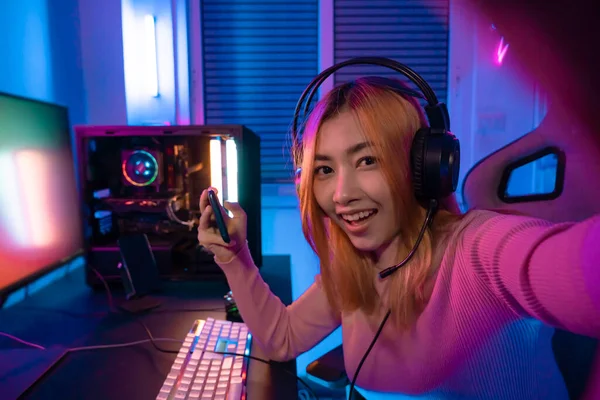 Seorang Profesional Wanita Pro Gamer Bermain Game Mobile Online Olahraga — Stok Foto