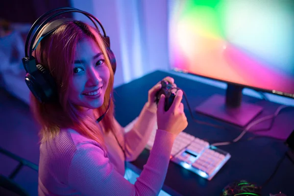 Jogador Profissional Feminino Pro Jogar Jogos Online Móveis Ciberesporte Emoção — Fotografia de Stock