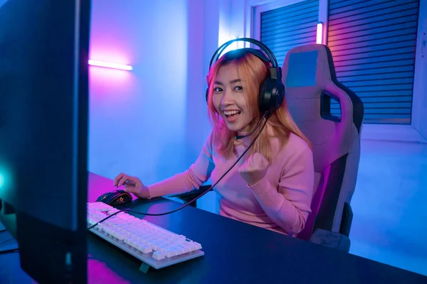 Professional Female Pro Gamer Play Online Video Games Cyber Sport — Stock Photo, Image