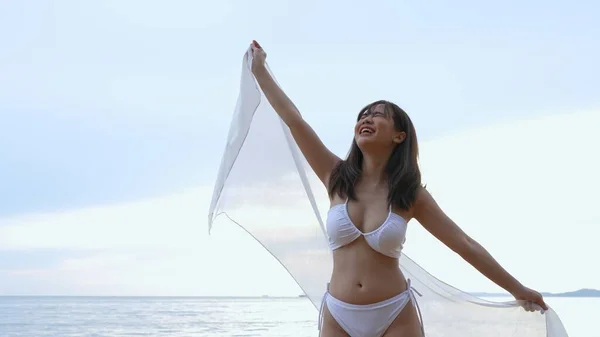 笑年轻的亚洲女人比基尼性感与披肩海滨热带休息和放松的旅行生活方式 快乐的女性自由在暑假周末 — 图库照片