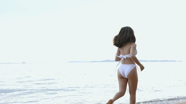 Μπικίνι Σέξι Ασιάτισσα Νεαρή Γυναίκα Τρέχει Ελευθερία Στην Παραλία Τροπική — Φωτογραφία Αρχείου