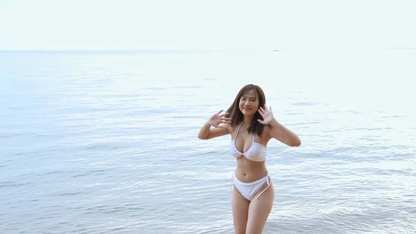 Sorridente Giovane Donna Asiatica Bikini Ritratto Sexy Mare Spiaggia Tropicale — Foto Stock