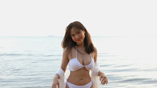 Mosolygó Fiatal Ázsiai Bikini Szexi Portré Tengerparti Strand Trópusi Pihenés — Stock Fotó