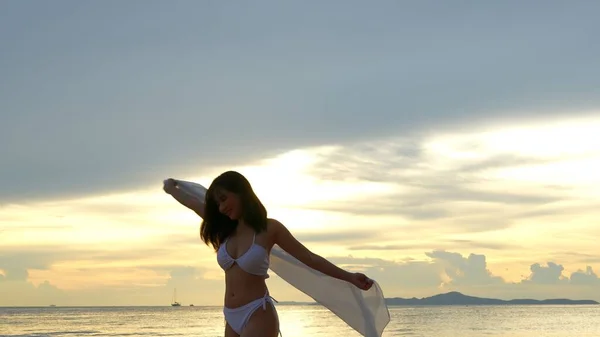 在海滨的热带休息和放松的旅行生活方式中 年轻迷人的亚洲女人比基尼性感地笑着 快乐的女人在夕阳西下享受生活游戏和自由 — 图库照片