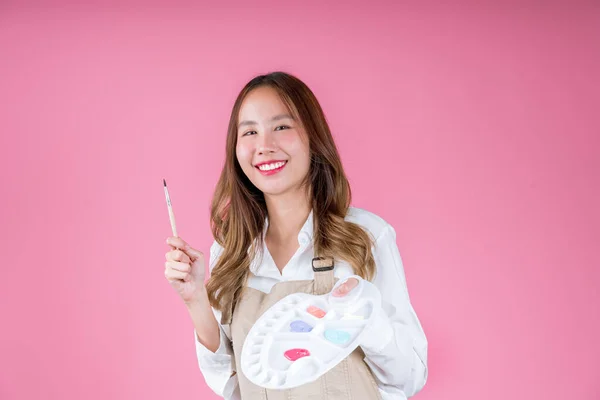 아름다운 아시아 여인화 팔레트 페인트 사용하여 배경에 칠하는 페인트 작업장 — 스톡 사진