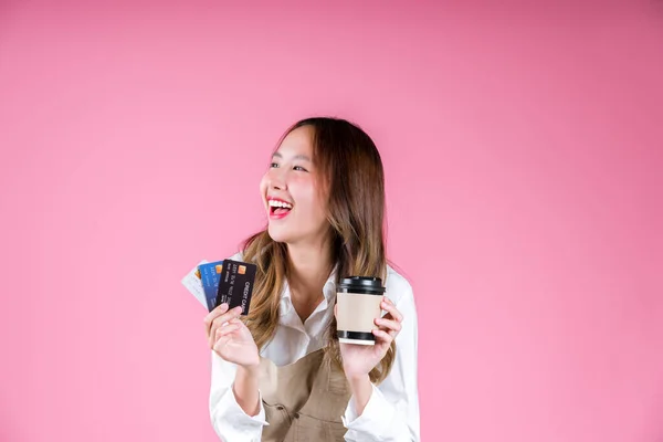 Aziatische Vrouw Blij Enthousiast Houden Credit Card Voor Winkelen Online — Stockfoto