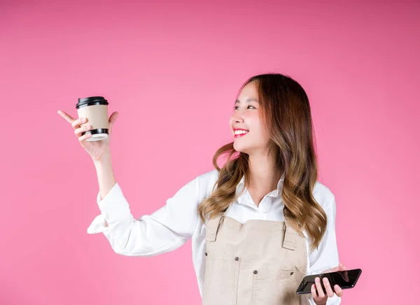 Giovane Donna Asiatica Possesso Caffè Bevanda Calda Smart Phone Che — Foto Stock