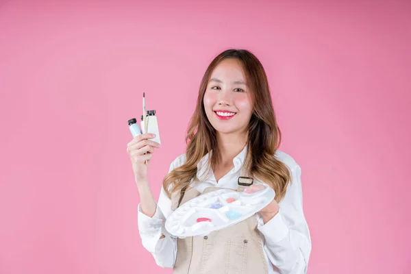 아름다운 아시아 여인화 팔레트 페인트 사용하여 배경에 칠하는 페인트 작업장 — 스톡 사진