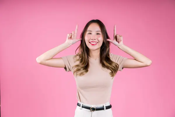 Gelukkig Aziatische Jonge Vrouw Uitdrukkingen Gebaren Zelfverzekerd Glimlachen Opgewonden Succes — Stockfoto