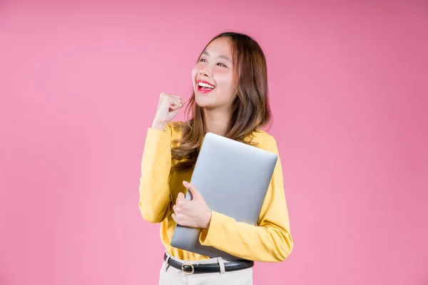 Feliz Asiático Joven Mujer Logro Confiado Sonriente Celebración Ordenador Portátil — Foto de Stock