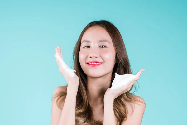 Feliz Encantador Jovem Mulher Asiática Aplicando Espuma Facial Limpeza Lavar — Fotografia de Stock