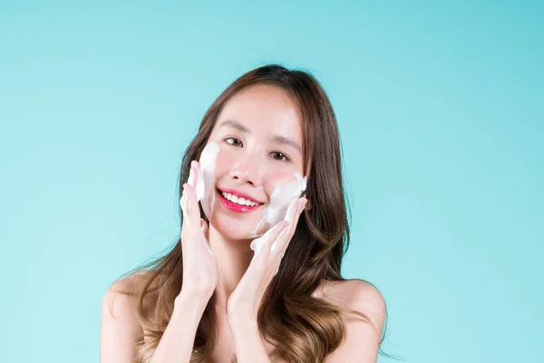Limpiador Espuma Facial Lavado Exfoliación Feliz Encantadora Joven Asiática Aplicación — Foto de Stock