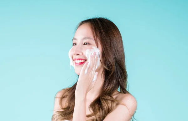 Šťastná Okouzlující Mladá Asijská Žena Použití Pěny Obličeje Čistič Mytí — Stock fotografie