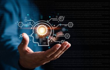 Yapay Zeka ile GPT Sohbeti. Bilgisayar istihbaratında sohbet robotu kullanan bir iş adamı. OpenAI tarafından geliştirilen yapay zeka. Gelecekçi teknoloji, çevrimiçi sistemde robot.
