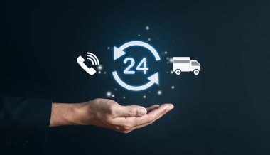 24 saat aralıksız servis e-ticaret konsepti. İş adamı elinde 7 / 24 dünya çapında aralıksız çalışan ve tam zamanlı hizmet sunan bir sanal saat tutuyor. Müşteri hizmetleri.