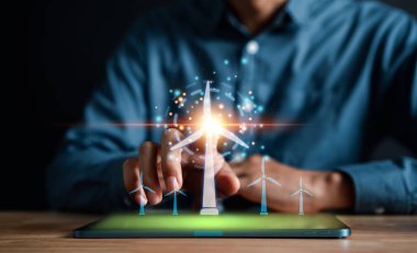 Harita geleceğine sahip tablet sanal rüzgar türbini çiftliği kullanan enerji mühendisi, holografik projeksiyon üzerine prototip tasarımı, teknoloji uygulamalı gelecek tasarımı temel, yeşil enerji kavramı.