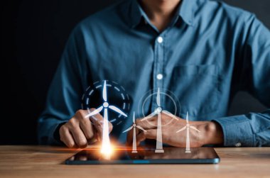 Harita geleceğine sahip tablet sanal rüzgar türbini çiftliği kullanan enerji mühendisi, holografik projeksiyon üzerine prototip tasarımı, teknoloji uygulamalı gelecek tasarımı temel, yeşil enerji kavramı.