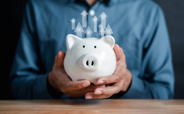 İşadamı domuzcuk bankasında para biriktirerek mali faiz oranını ve kar, işletme finans ve para yatırımlarındaki büyümeyi artırıyor..