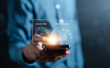 Hızlı internet bağlantısı en hızlı bant genişliği ağ teknolojisi, İnternet yüksek hızını akıllı telefon 5G kalitesi ve hız optimizasyonu ile kullanan adam.