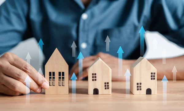增加的房地产价值 商人自有住房投资规划房地产企业收入盈利投资者思考策略 — 图库照片