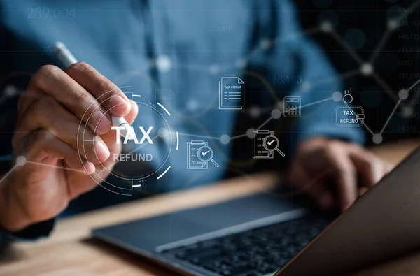 Steuerrückerstattung Geschäftsfinanzierung Konzept Geschäftsmann Mit Computer Berechnen Einkommensteuer Freibeträge Steuern — Stockfoto