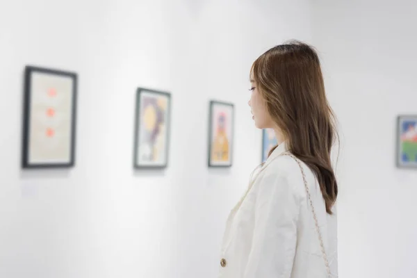 Sanat Galerisini Ziyaret Eden Bir Kadın Duvardaki Resimleri Sanat Müzesindeki — Stok fotoğraf