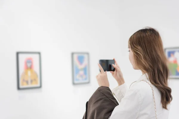 Kobieta Odwiedza Galerię Sztuki Jej Patrząc Zdjęcia Ścianie Oglądając Obraz — Zdjęcie stockowe