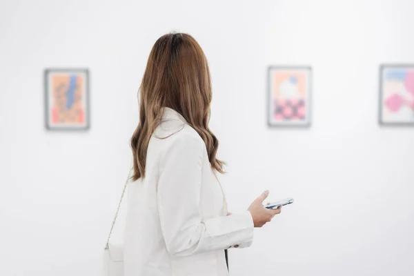 Mujer Visitando Galería Arte Que Busca Imágenes Pared Viendo Foto — Foto de Stock