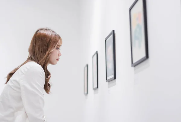 Donna Visita Galleria Arte Sua Ricerca Immagini Sul Muro Guardando — Foto Stock