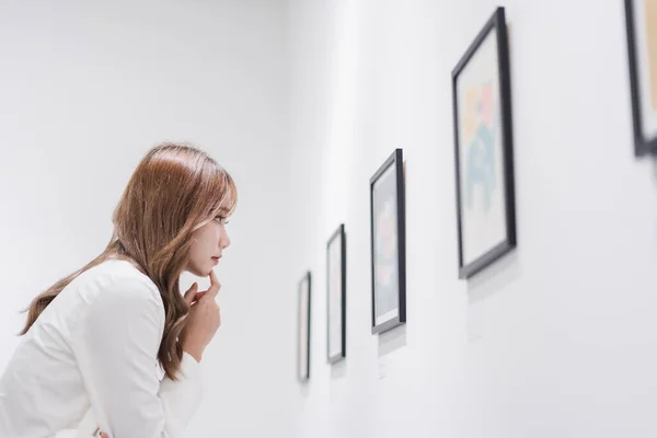Γυναίκα Επισκέπτονται Γκαλερί Τέχνης Της Αναζητούν Εικόνες Στον Τοίχο Βλέποντας — Φωτογραφία Αρχείου