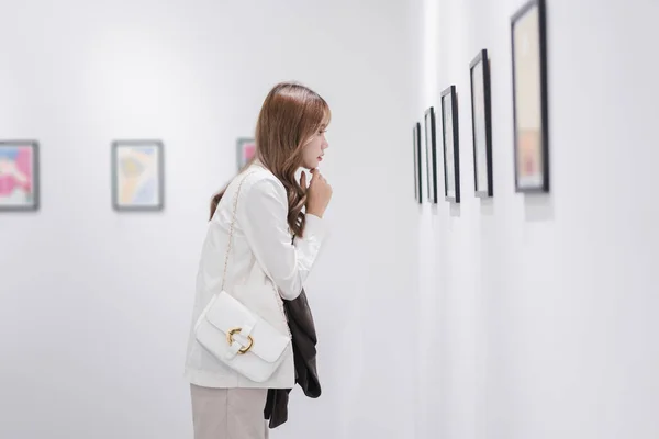 Mujer Visitando Galería Arte Que Busca Imágenes Pared Viendo Foto — Foto de Stock