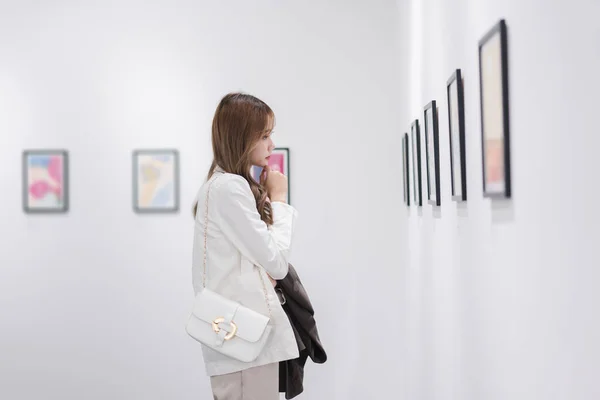 Mulher Visitando Galeria Arte Ela Olhando Fotos Parede Assistindo Foto — Fotografia de Stock